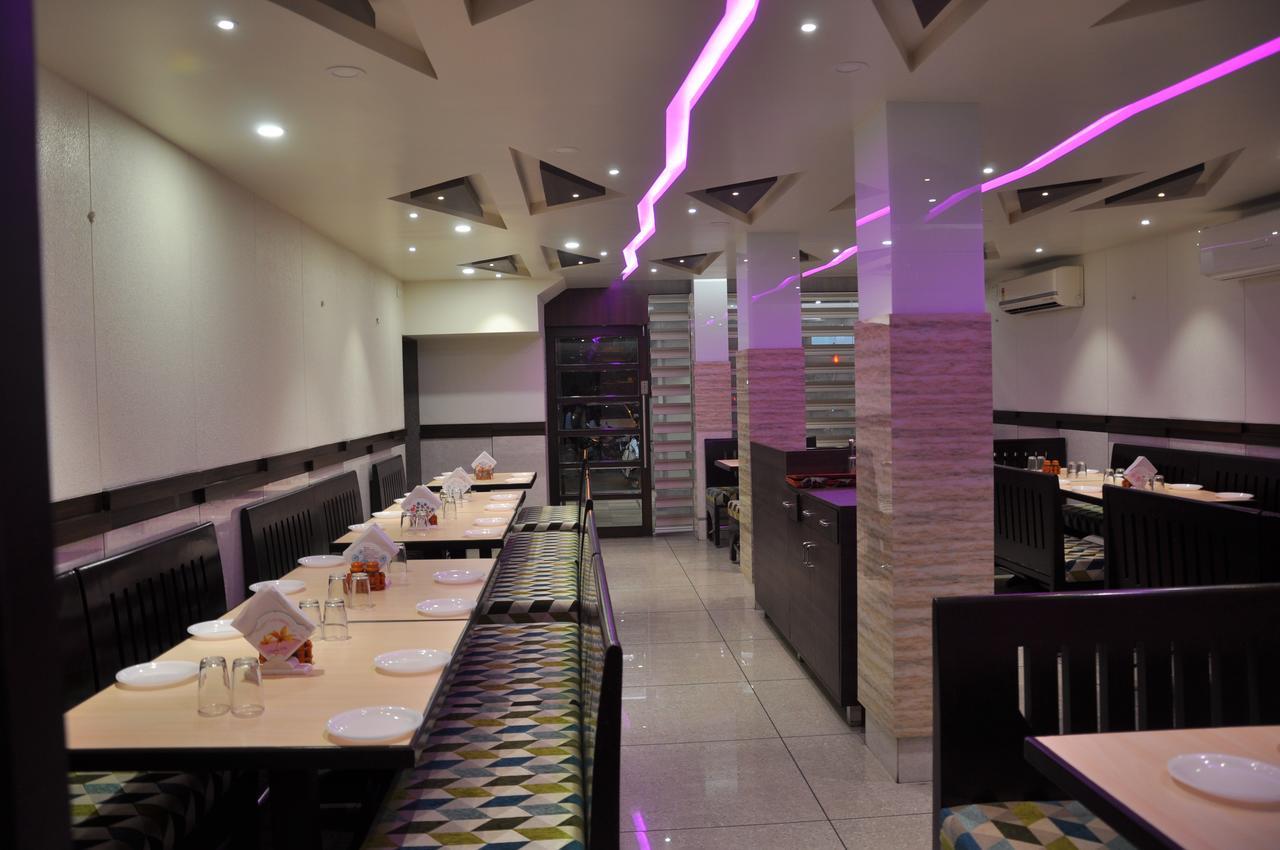Ashish Restaurant And Guesthouse Surat Exterior foto